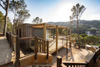 Camping El Maset - Blick auf ein Mobilheim mit Terrasse und schöner Aussicht