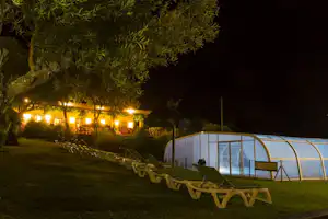 Camping El Mirador de Cabañeros - Badestrand mit Liegestühlen und Sonnenschirmen beim Campingplatz
