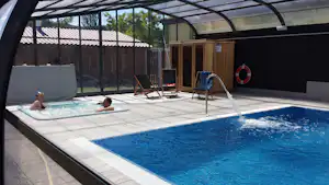Camping El Molino - Hallenbad mit Pool und Whirlpool Pool auf dem Campingplatz