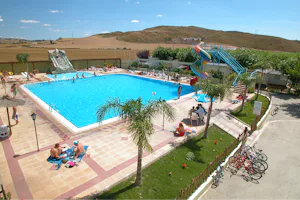 Camping El Molino - Pool mit badende Gäste auf dem Campinggelände