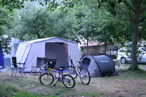 Camping El Molino - Zeltplätze unter den Bäumen