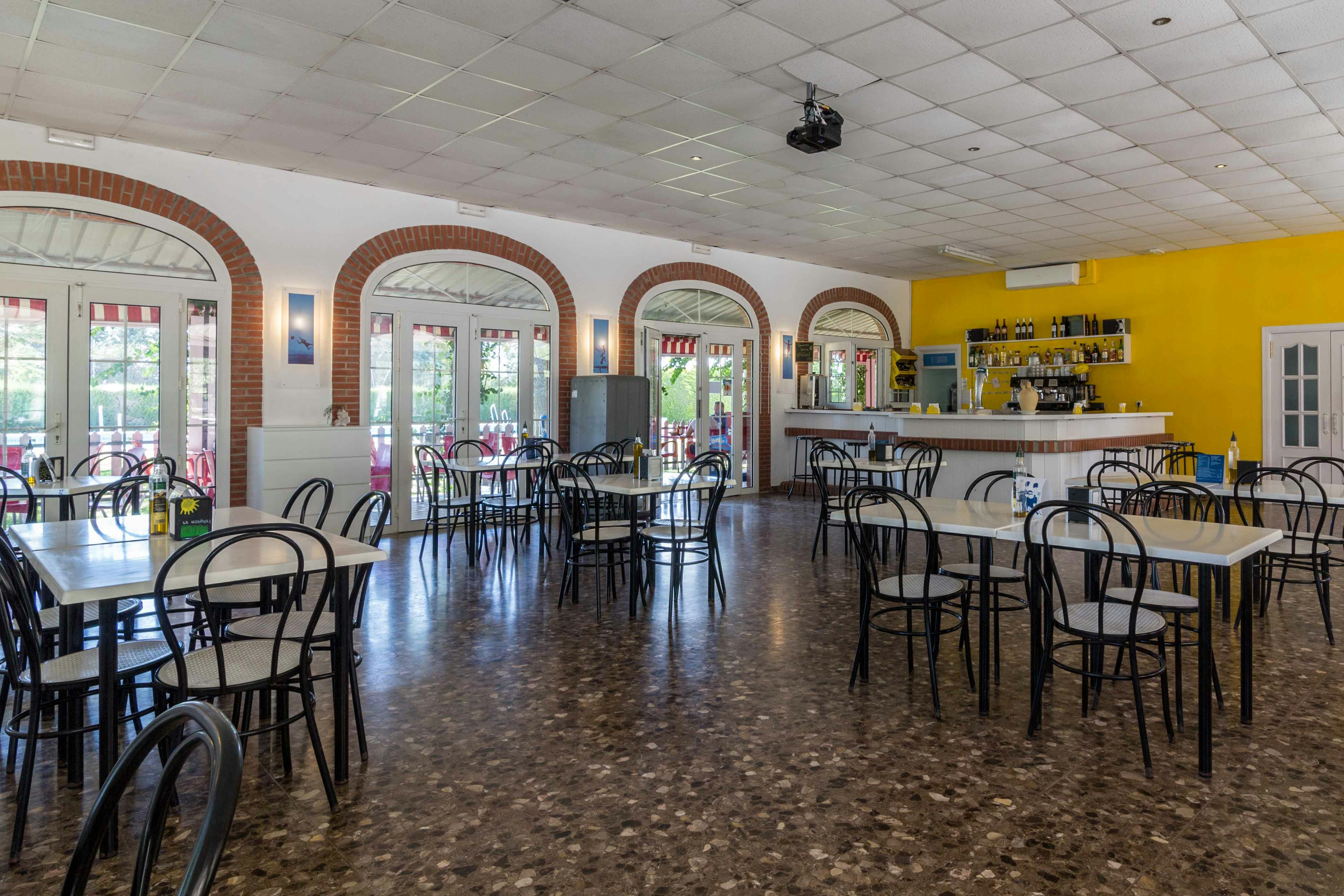 Camping El Palmar - Essensraum des Restaurants auf dem Campingplatz