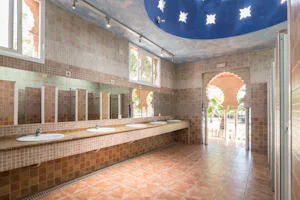 Camping El Palmar - Sanitärgebäude von Innen mit Waschbecken