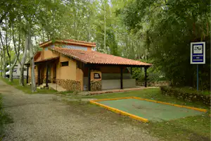 Camping El Pinajarro - Wohnwagenstellplatz vom Campingplatz, Sanitärgebäude im Hintergrund