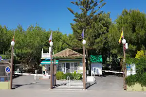 Camping El Pino - Einfahrt und Rezeption des Campingplatzes