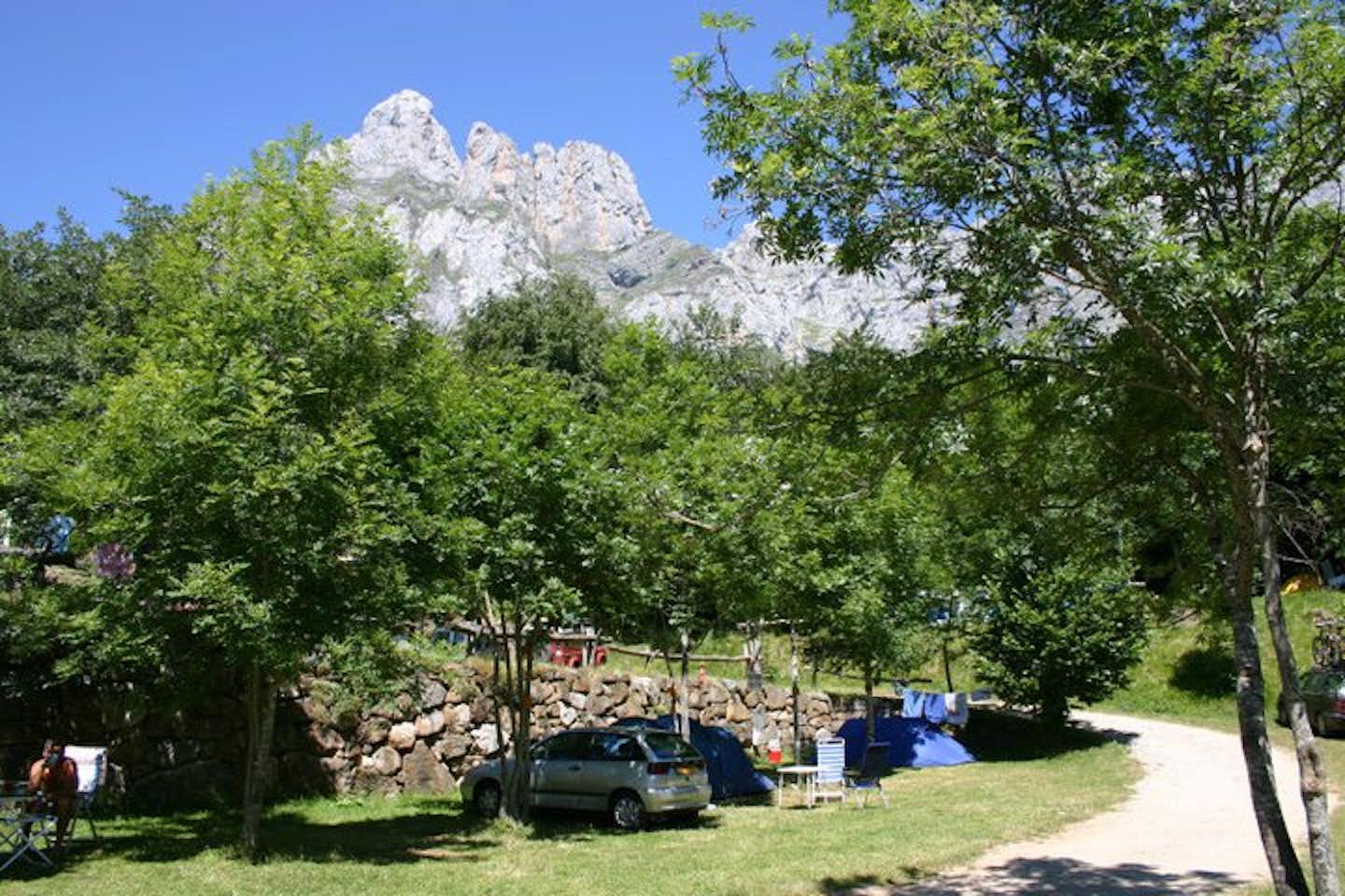 Camping El Redondo Picos de Europa - Wohnmobilstellplätzen auf dem Campingplatz mit Blick auf die Berge