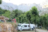 Camping El Redondo Picos de Europa - Wohnwagenstellplätzen auf dem Campingplatz mit Blick auf die Berge