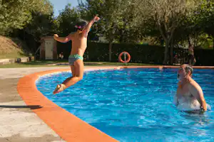 Camping El Solsonès - Gäste am Pool