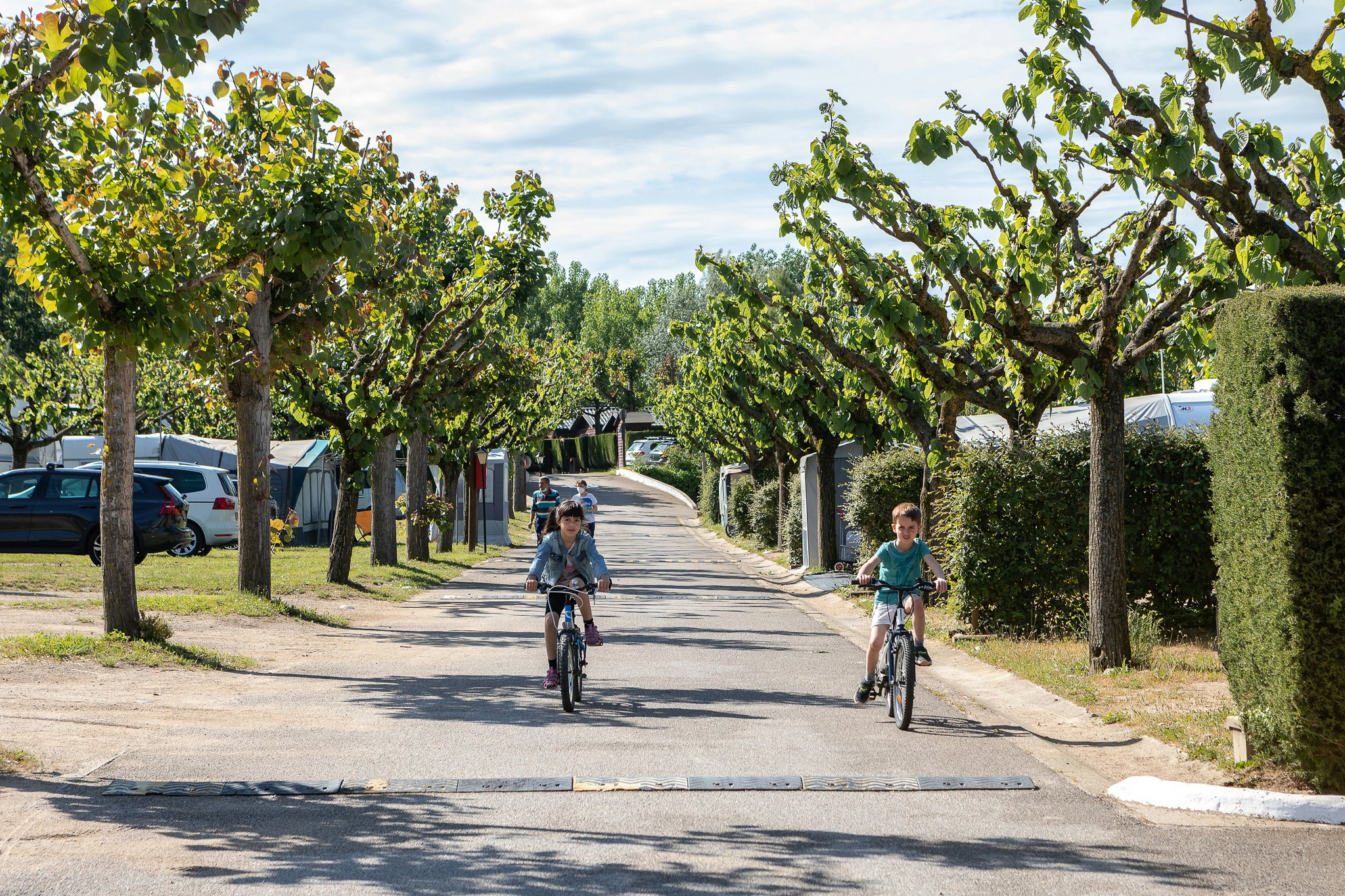 Camping El Solsonès - Kinder beim Fahrradfahren auf dem Weg zwischen den Stellplätzen