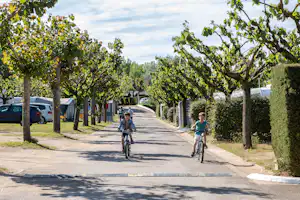 Camping El Solsonès - Kinder beim Fahrradfahren auf dem Weg zwischen den Stellplätzen
