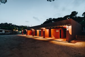 Camping El Toro Azul - Blick auf das Sanitärgebäude