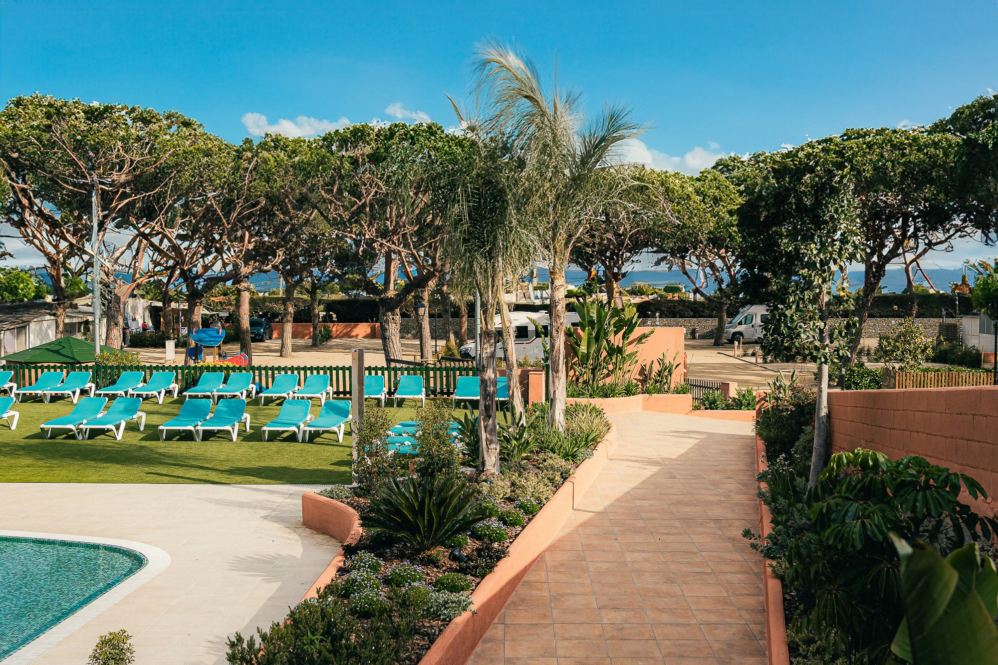 Camping El Toro Azul - Liegestühle am Pool des Campingplatzes