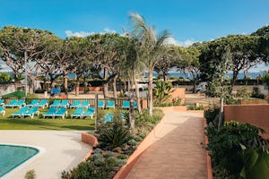 Camping El Toro Azul - Liegestühle am Pool des Campingplatzes