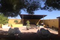 Camping El Tranquilo - Picknickplätze mit Esstische und Stühlen auf der Campingplatzanlage