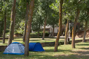 Camping El Vedado - Zelte auf dem Stellplatz vom Campingplatz auf grüner Wiese