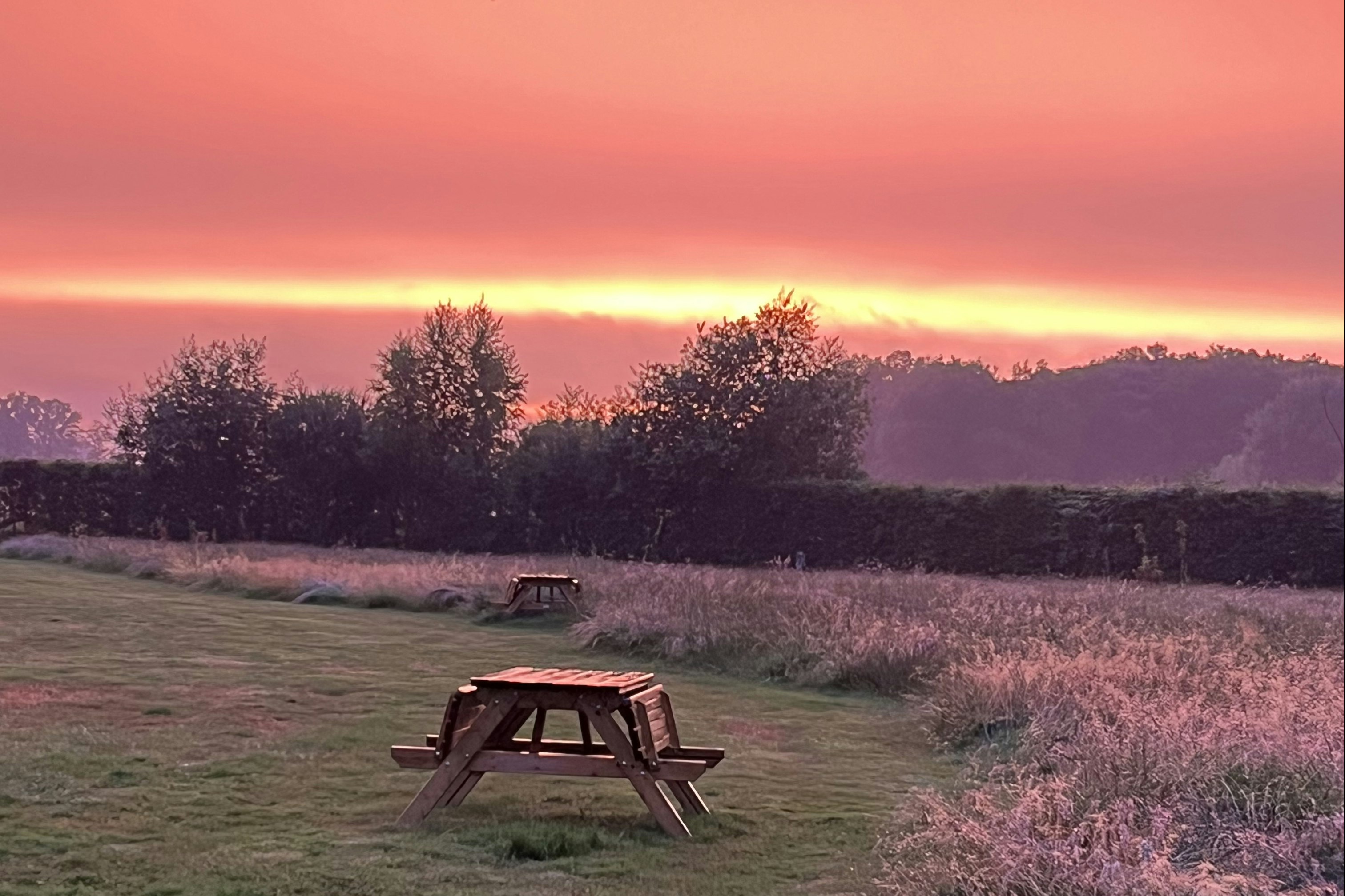 Erve Zonnehoeve - Sonnenuntergang über dem Campingplatz