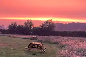 Erve Zonnehoeve - Sonnenuntergang über dem Campingplatz