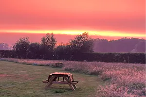 Erve Zonnehoeve - Sonnenuntergang über dem Campingplatz