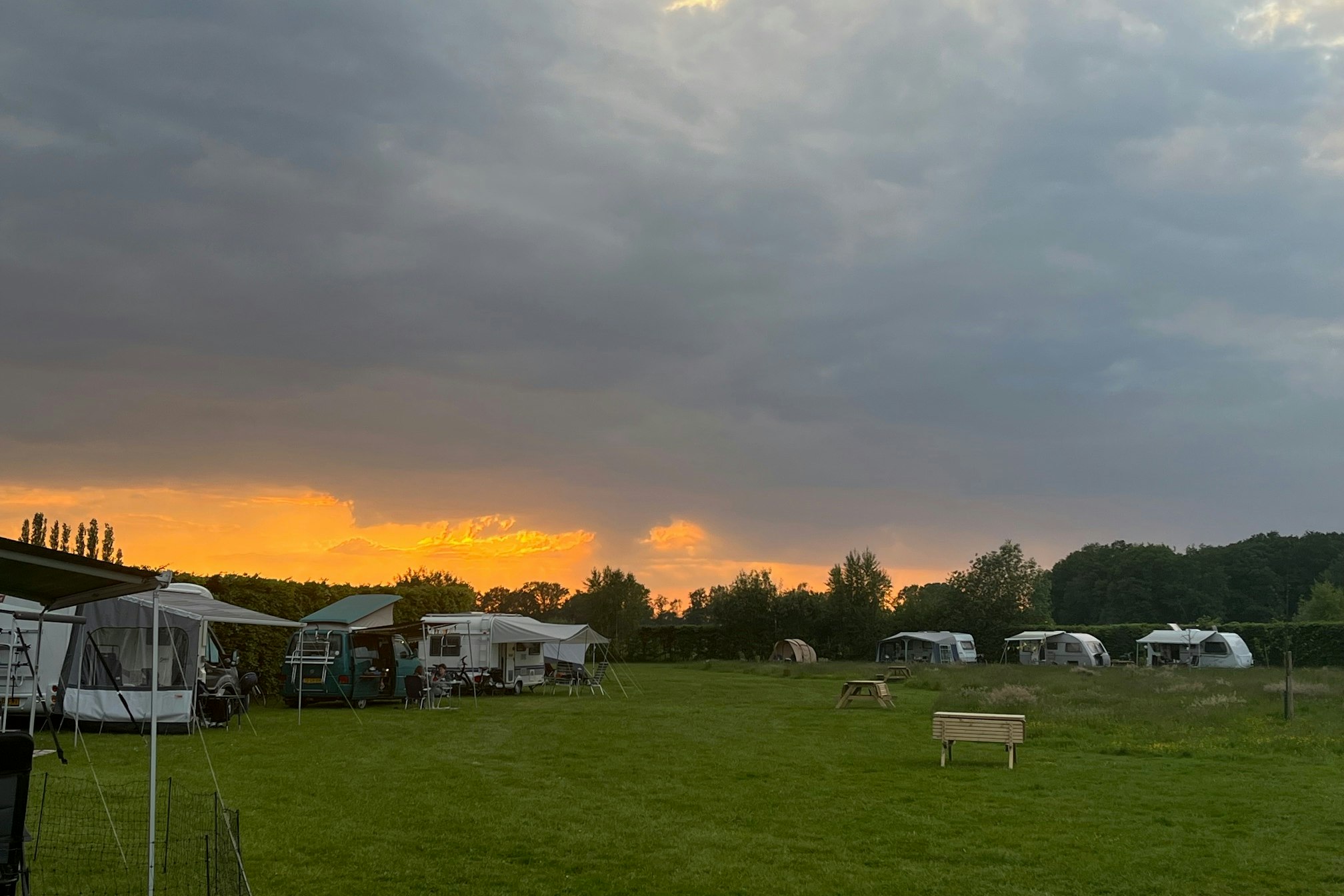 Erve Zonnehoeve - Standplatzwiese auf dem Campingplatz bei Sonnenuntergang