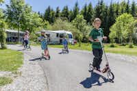 Camping Elbsee - Kinder auf Rollern auf einer Strasse des Campingplatzes