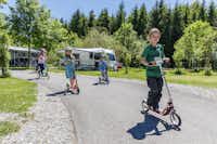 Camping Elbsee - Kinder auf Rollern auf einer Strasse des Campingplatzes