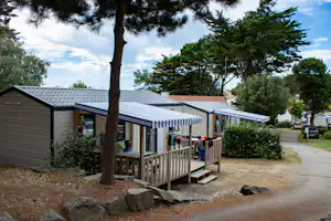 Camping Eléovic - Mobilheim mit Terrasse auf dem Campingplatz