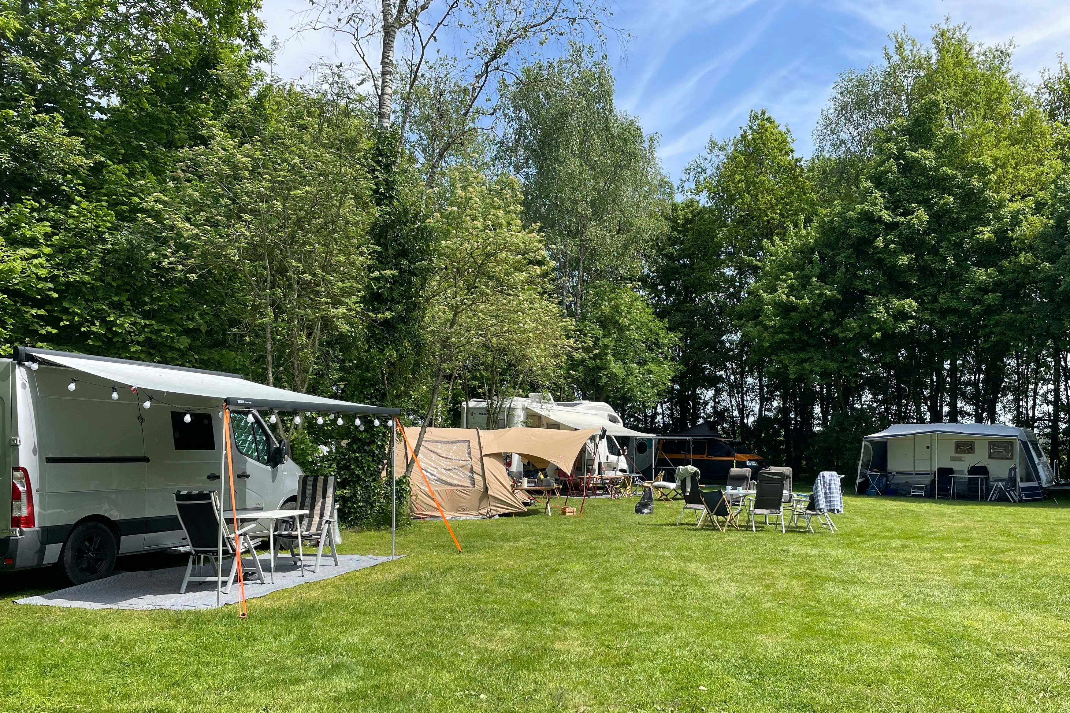 Camping Elperhof - Blick auf Standplätze auf grüner Wiese