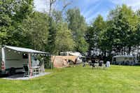 Camping Elperhof - Blick auf Standplätze auf grüner Wiese