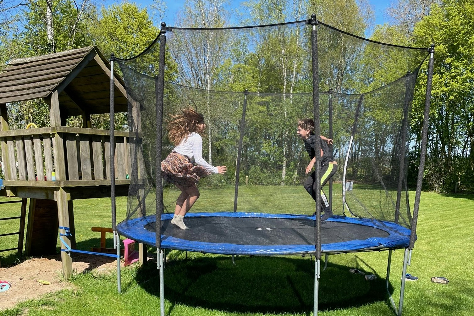 Camping Elperhof - Trampolin und kleines Kletterhaus für Kinder auf dem Campingplatz 