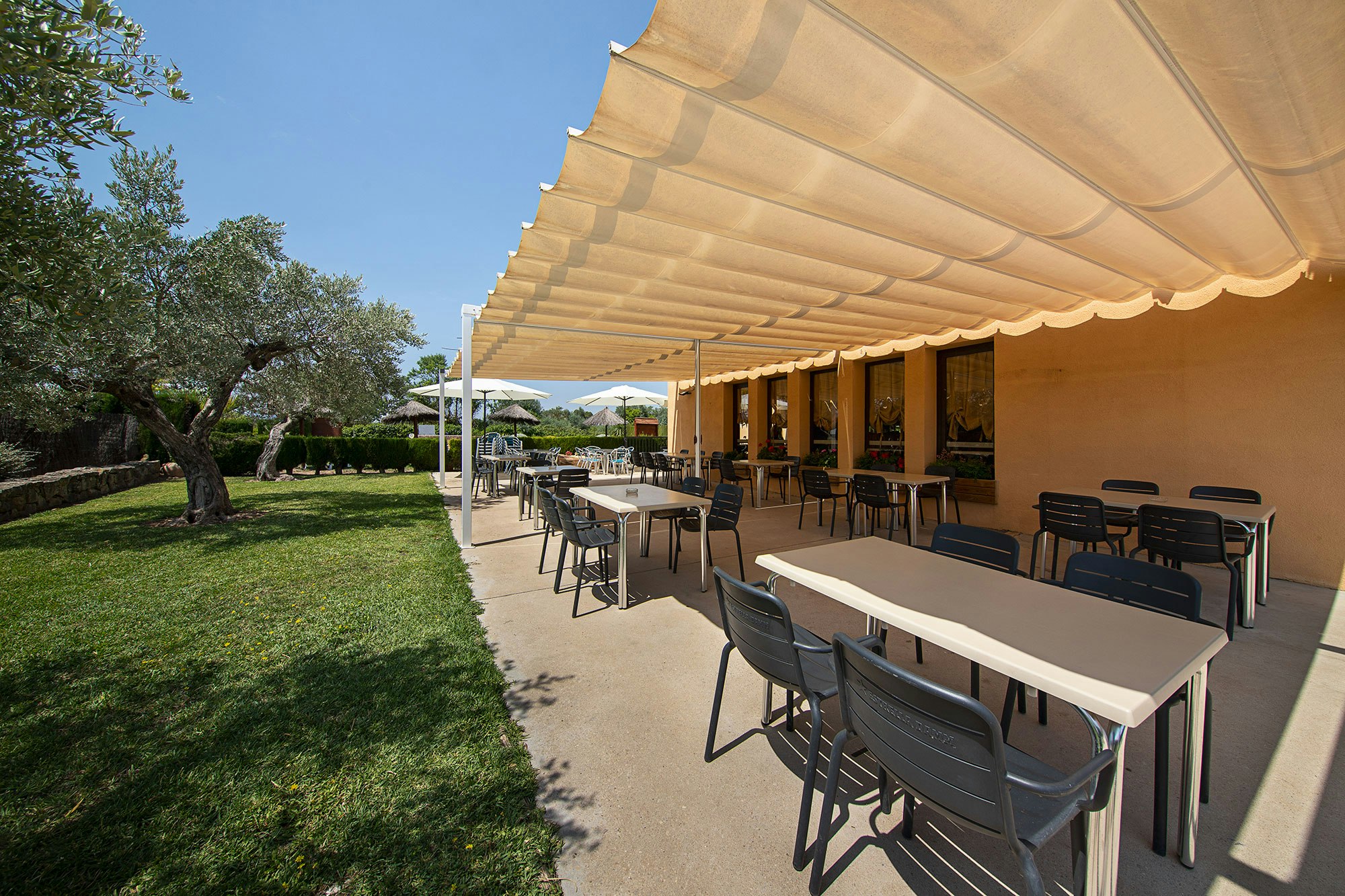 Camping Els Ports  - Restaurant mit Terrasse auf dem Campingplatz