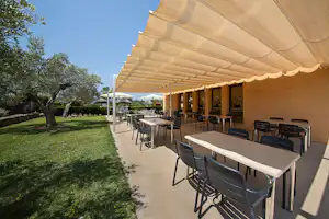 Camping Els Ports - Restaurant mit Terrasse auf dem Campingplatz