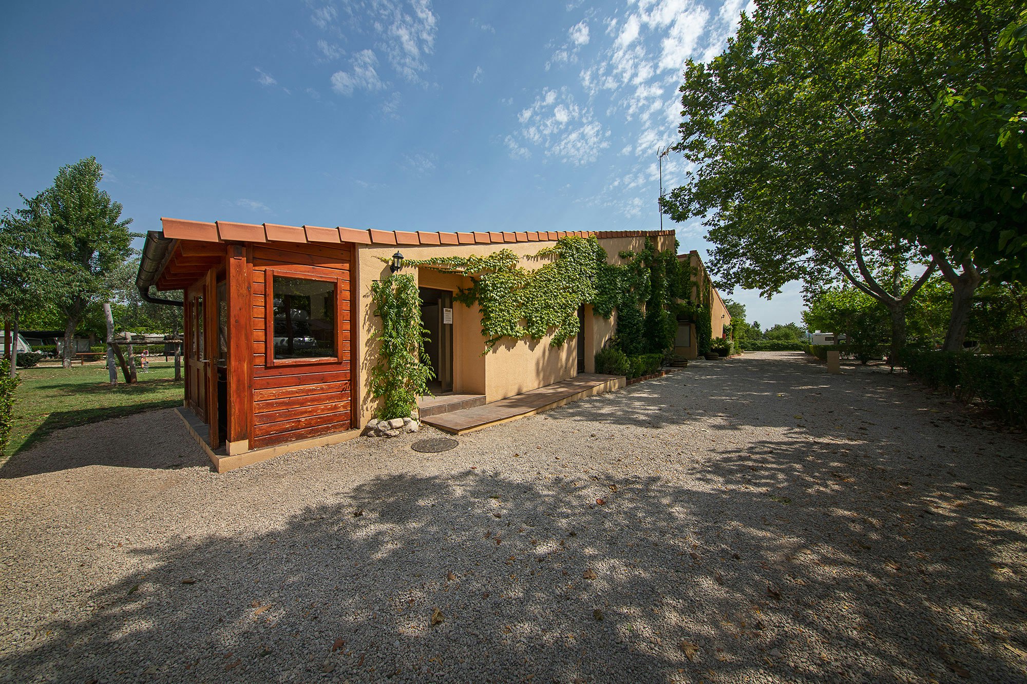 Camping Els Ports - Blick auf das Servicegebäude auf dem Campingplatz