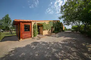 Camping Els Ports - Blick auf das Servicegebäude auf dem Campingplatz