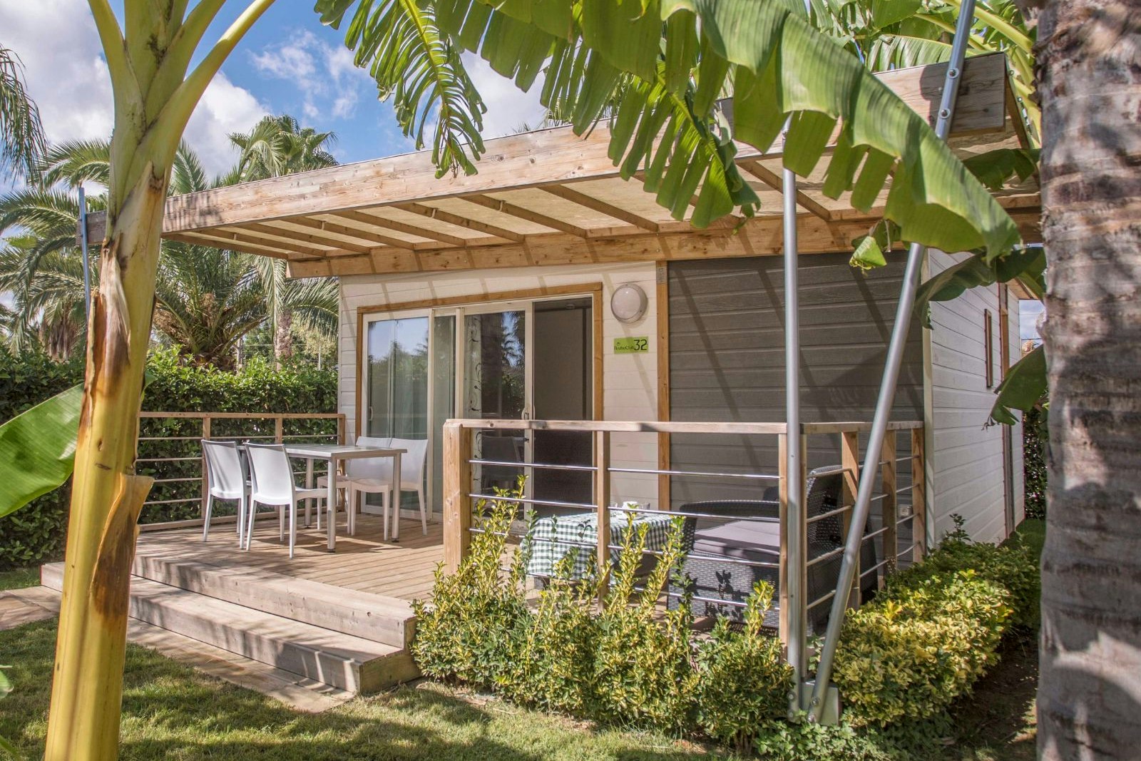 Alannia Els Prats  - Mobilheim mit Terrasse auf dem Campingplatz