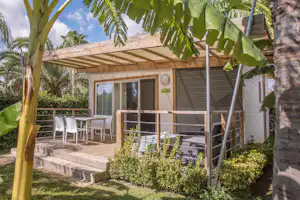 Alannia Els Prats - Mobilheim mit Terrasse auf dem Campingplatz