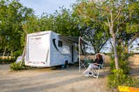 Alannia Els Prats - Campinggast entspannt auf seinem Stellplatz