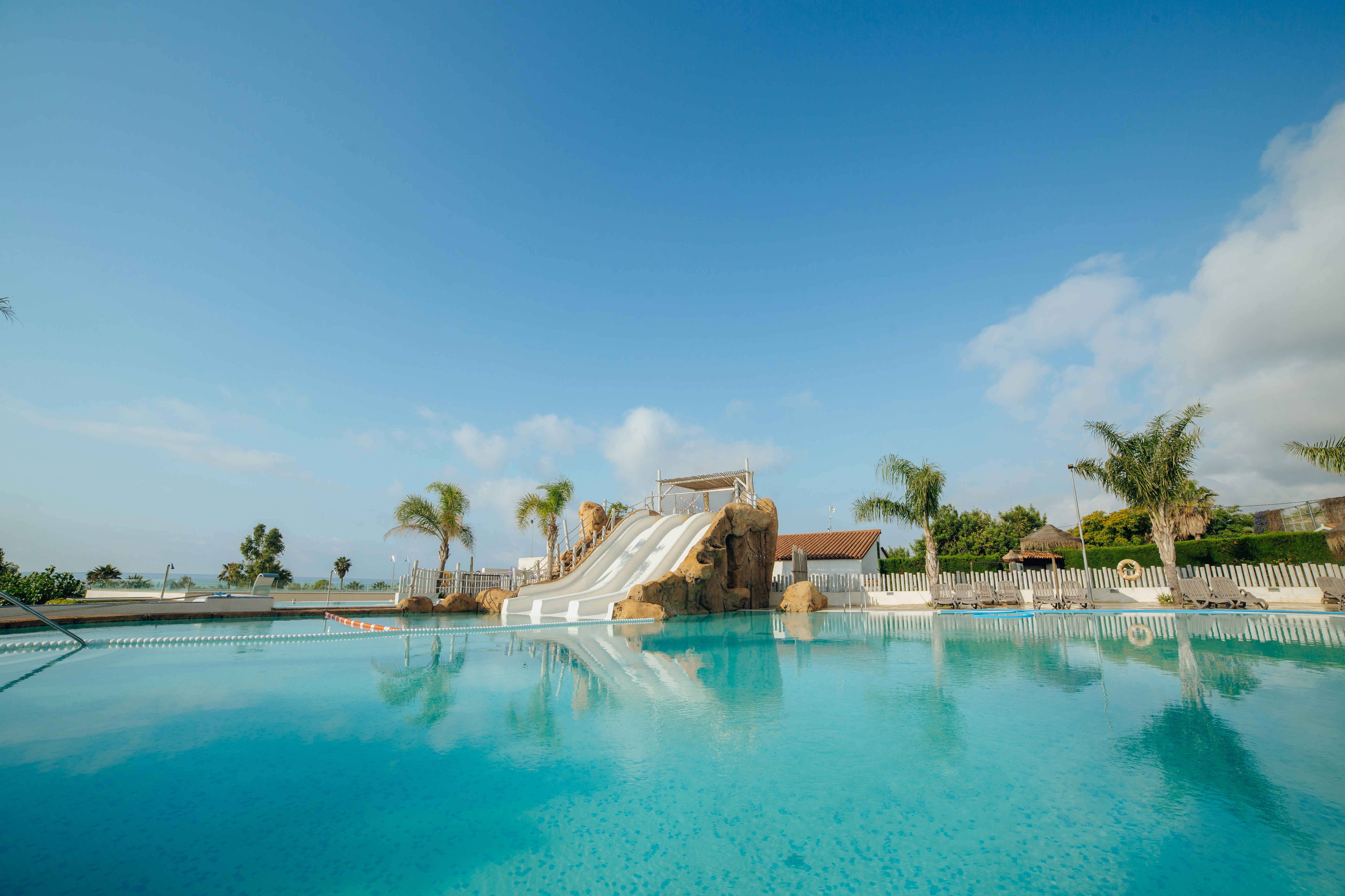 Alannia Els Prats - Freibad mit Rutschen auf dem Campingplatz