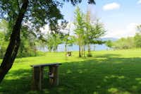 Camping Emanuil  - Picknicktisch vom Campingplatz im Grünen mit Blick auf den See