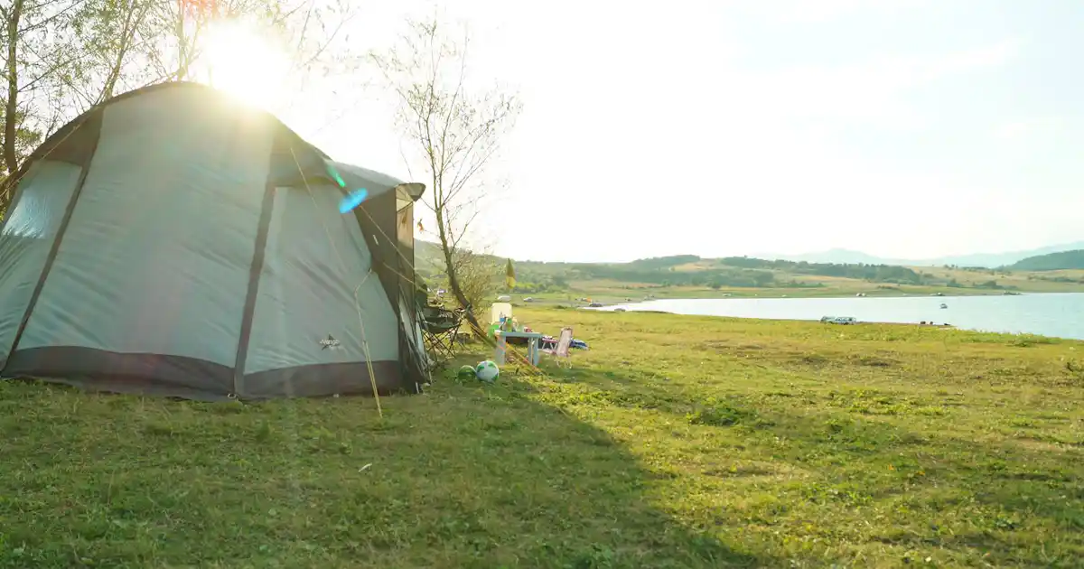 Liegt der Camping Emanuil am See?