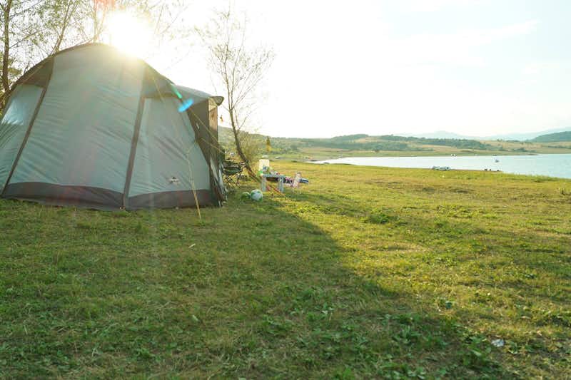Camping Emanuil  - Zelt auf dem Stellplatz am Ufer des Sees vom Campingplatz