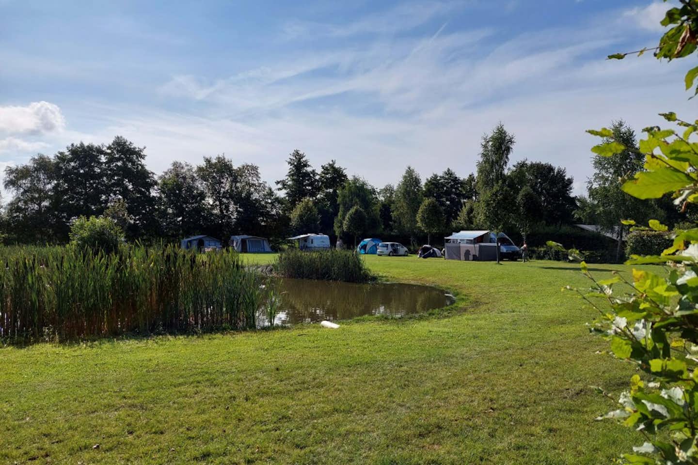 Camping Emmen - Blick auf den Campingplatz am See