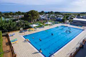 Camping Emporda - Campingplatzanlage mit Pool und Liegestühlen in der Sonne