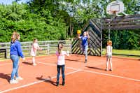 Camping en Bungalowpark 't Stien'nboer - Kinder beim Spielen auf dem Sportplatz