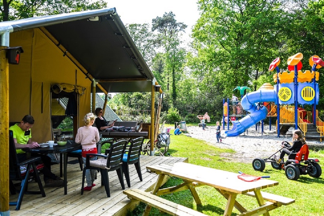 Vakantiepark Bergsehaak - Familie in Mietunterkunft Logde direkt am Spielplatz mit Klettergerüst