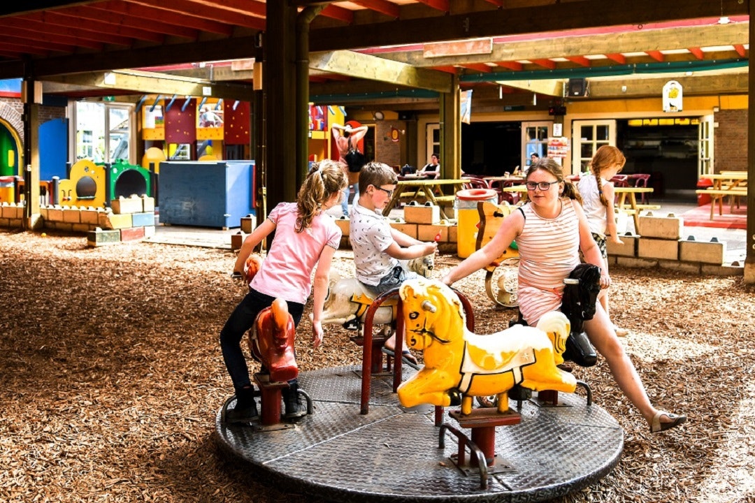 Vakantiepark Bergsehaak - Spielehaus für Kinder mit Karussell und vielen Spielemöglichkeiten auf dem Campingplatz