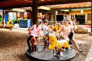 Vakantiepark Bergsehaak - Spielehaus für Kinder mit Karussell und vielen Spielemöglichkeiten auf dem Campingplatz