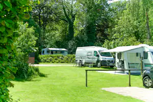 Camping en chaletpark Kuiperberg - Stellplatz vom Campingplatz auf grüner Wiese