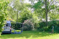 Camping en chaletpark Kuiperberg  -  Wohnwagen auf dem Stellplatz vom Campingplatz im Grünen