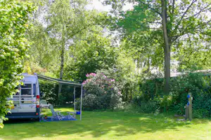 Camping en chaletpark Kuiperberg - Wohnwagen auf dem Stellplatz vom Campingplatz im Grünen
