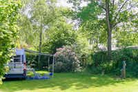 Camping en chaletpark Kuiperberg  -  Wohnwagen auf dem Stellplatz vom Campingplatz im Grünen